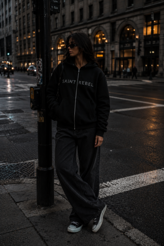 czarna-bluza-z-cekinami-oversize.png